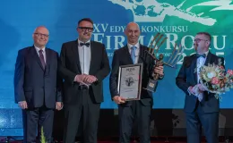 na zdjęciu osoby na scenie
