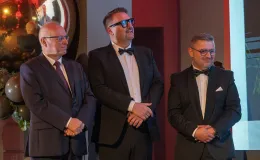 na zdjęciu osoby na scenie