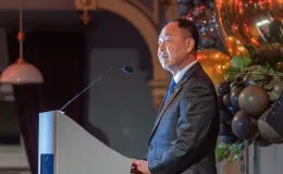 na zdjęciu osoby na scenie