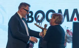 na zdjęciu osoby na scenie
