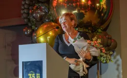 na zdjęciu osoby na scenie
