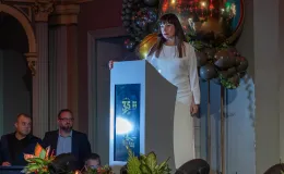na zdjęciu osoby na scenie