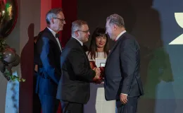 na zdjęciu osoby na scenie