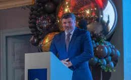 na zdjęciu osoby na scenie