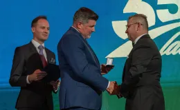 na zdjęciu osoby na scenie