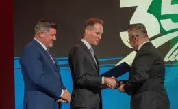 na zdjęciu osoby na scenie