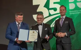 na zdjęciu osoby na scenie
