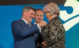 na zdjęciu osoby na scenie