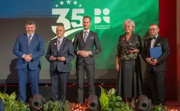 na zdjęciu osoby na scenie