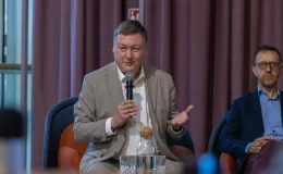 na zdjęciu osoby podczas konferencji 