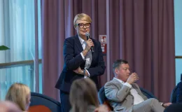 na zdjęciu osoby podczas konferencji 