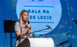 na zdjęciu osoby na scenie