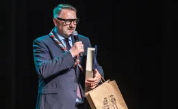 na zdjęciu osoby na scenie