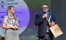 na zdjęciu osoby na scenie