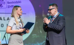 na zdjęciu osoby na scenie