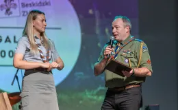 na zdjęciu osoby na scenie