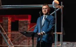 na zdjęciu osoby na scenie