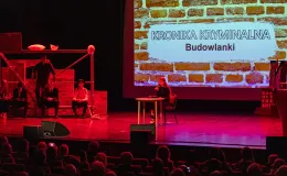 na zdjęciu osoby na scenie