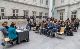 osoby podczas konferencji