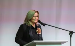 na zdjęciu osoby przemawiające ze sceny