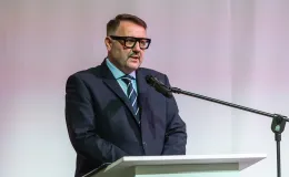 na zdjęciu osoby przemawiające ze sceny