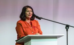 na zdjęciu osoby przemawiające ze sceny