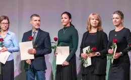 na zdjęciu osoby przemawiające ze sceny