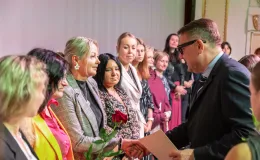 na zdjęciu osoby przemawiające ze sceny