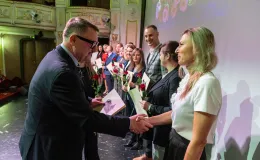 na zdjęciu osoby przemawiające ze sceny