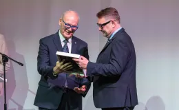 na zdjęciu osoby przemawiające ze sceny