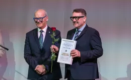 na zdjęciu osoby przemawiające ze sceny