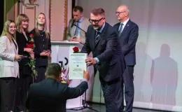 na zdjęciu osoby przemawiające ze sceny