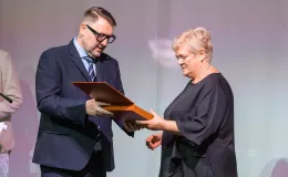 na zdjęciu osoby przemawiające ze sceny