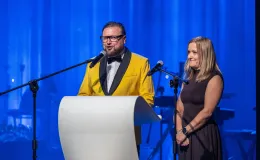 na zdjęciu osoby na scenie