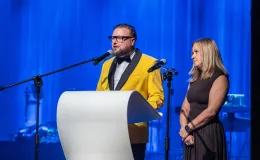 na zdjęciu osoby na scenie