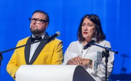 na zdjęciu osoby na scenie