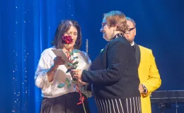 na zdjęciu osoby na scenie