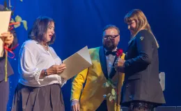 na zdjęciu osoby na scenie