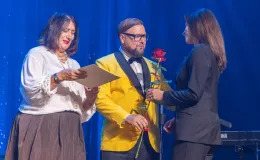 na zdjęciu osoby na scenie