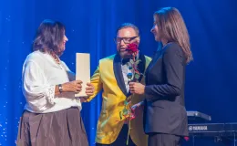 na zdjęciu osoby na scenie