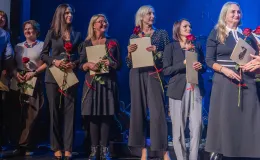 na zdjęciu osoby na scenie