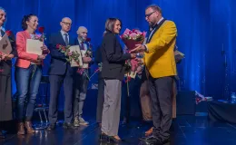 na zdjęciu osoby na scenie