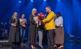 na zdjęciu osoby na scenie