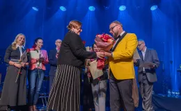 na zdjęciu osoby na scenie