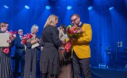 na zdjęciu osoby na scenie