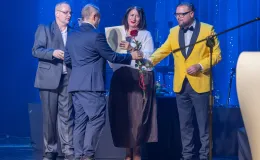 na zdjęciu osoby na scenie