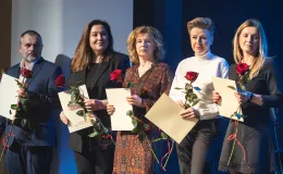 na zdjęciu osoby na scenie