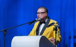 na zdjęciu osoby na scenie