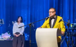 na zdjęciu osoby na scenie