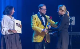 na zdjęciu osoby na scenie